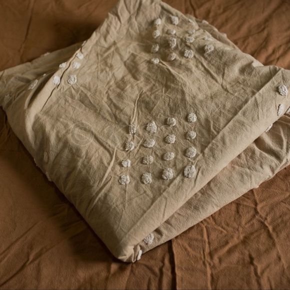 Urban Outfitters Tufted Dot Duvet Cover Fawn Queen - Picture 3 of 6